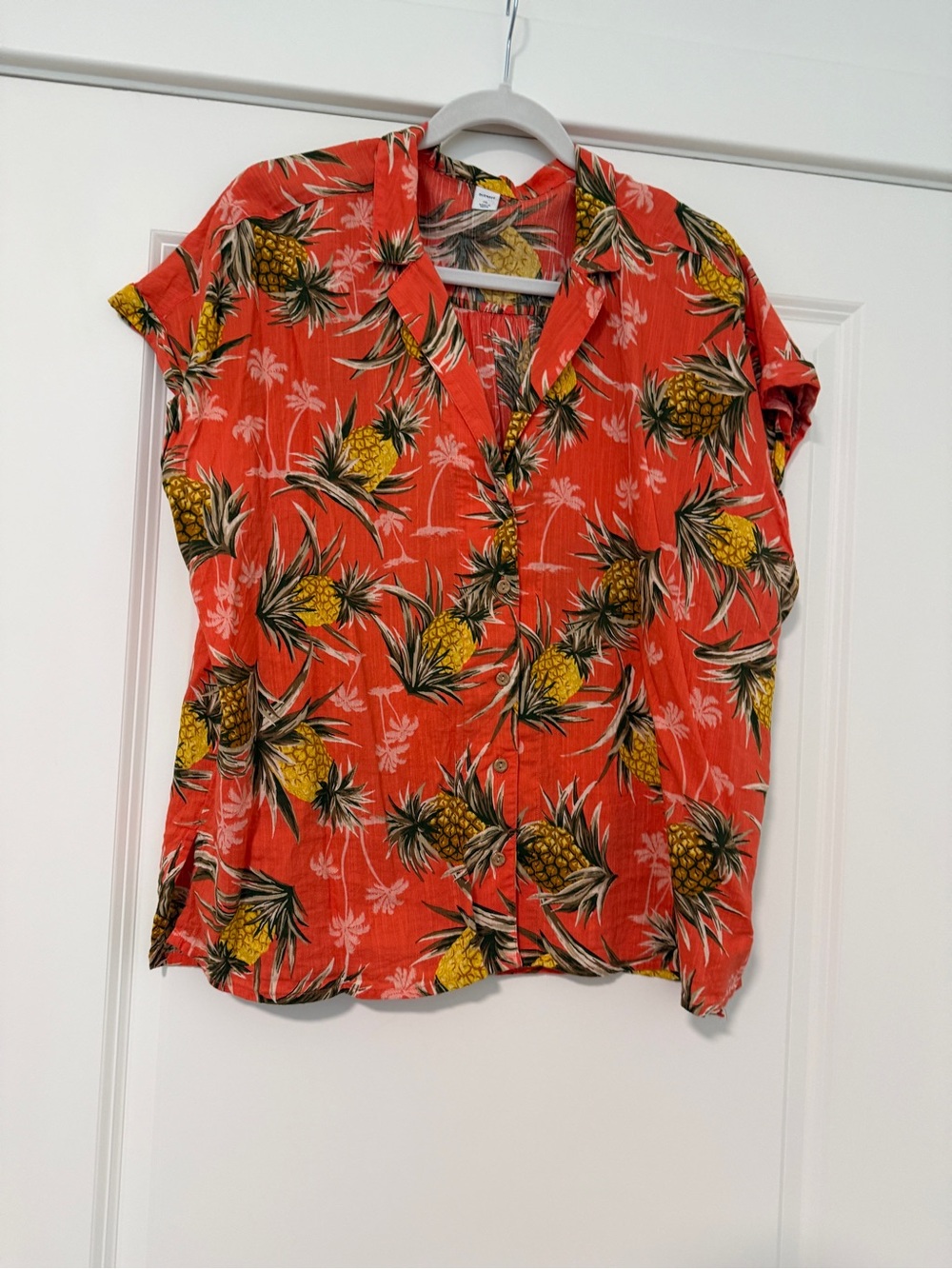 Old Navy Ladies XL Coral Pineapple-Print Button-Down Top.  Gently used.
